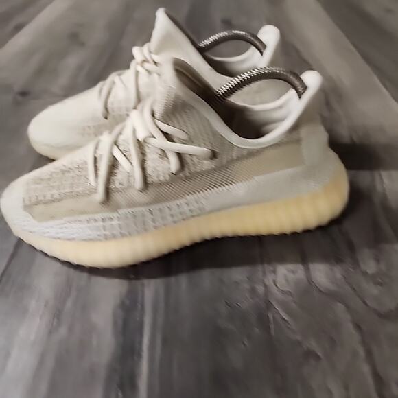 Adidas Yeezy Boost 350 V2 Light Sneakers Size 7.5 Men's 9 Womens - Picture 4 of 7